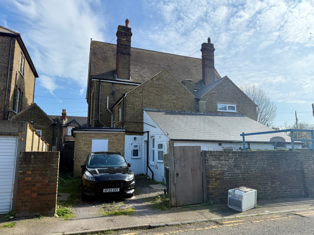 Lot: 159 - PAIR OF PROPERTIES ARRANGED AS TEN SELF-CONTAINED FLATS - Rear of 36 Canterbury Road